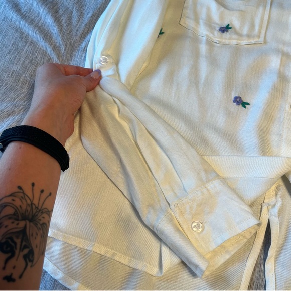 Billy T White Daisy Button Down Embroidered Floral Shirt - Picture 10 of 15